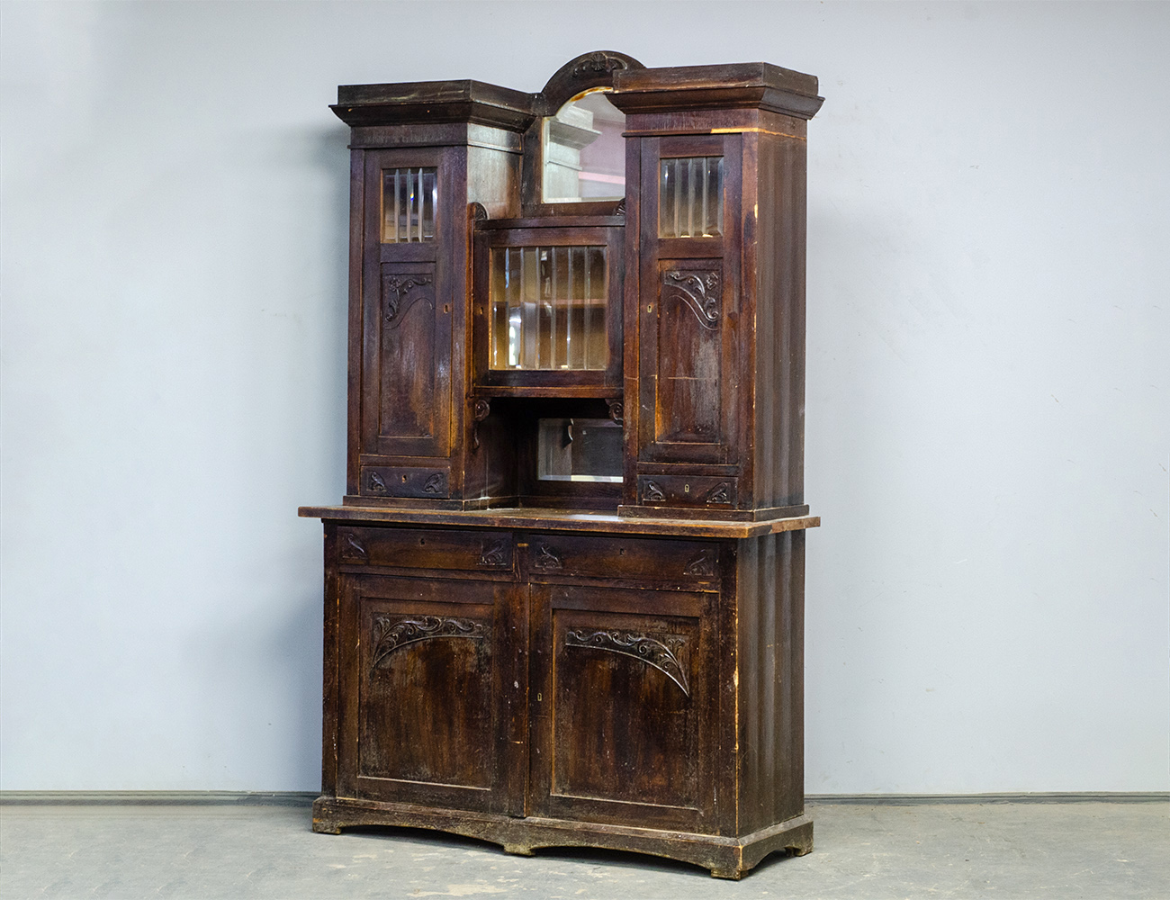 Дубовый буфет в стиле модерн