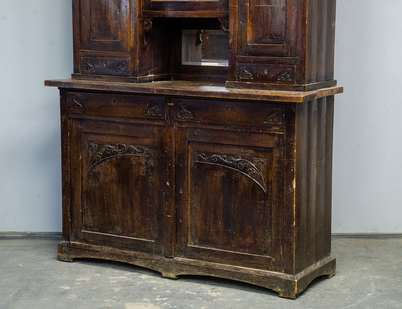 Дубовый буфет в стиле модерн