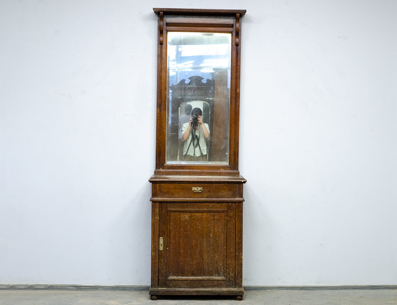 Дубовое зеркало с тумбой, модерн