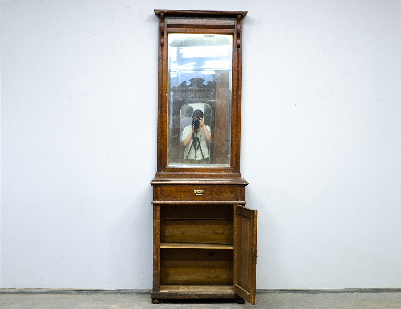 Дубовое зеркало с тумбой, модерн