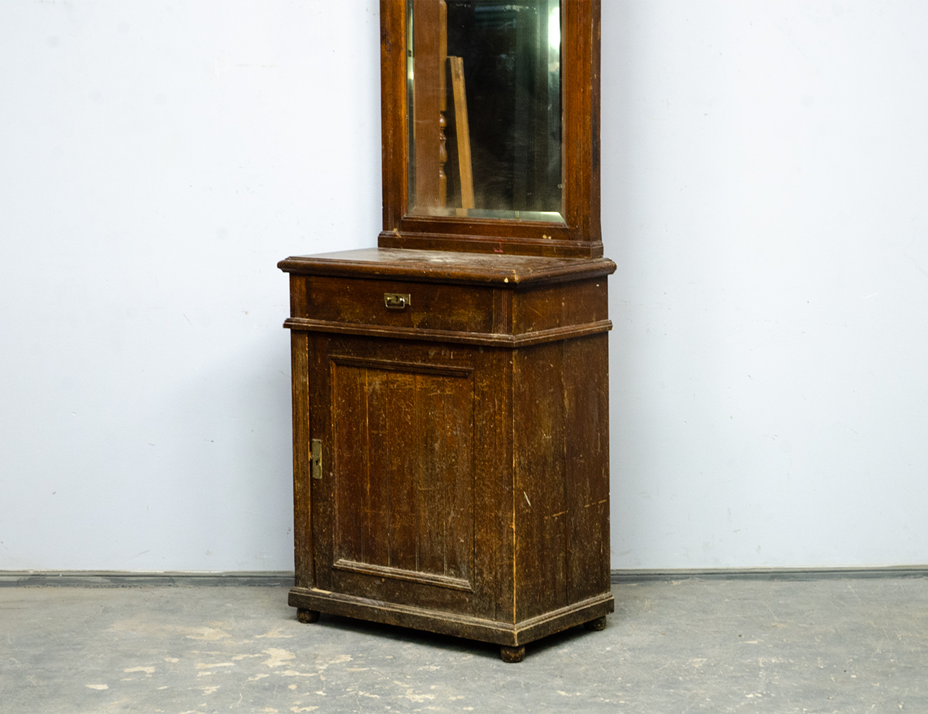 Дубовое зеркало с тумбой, модерн