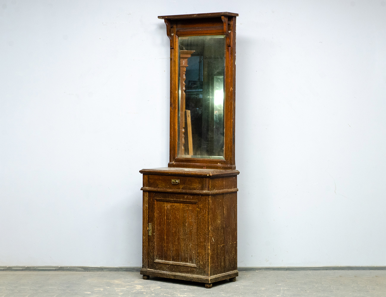 Дубовое зеркало с тумбой, модерн