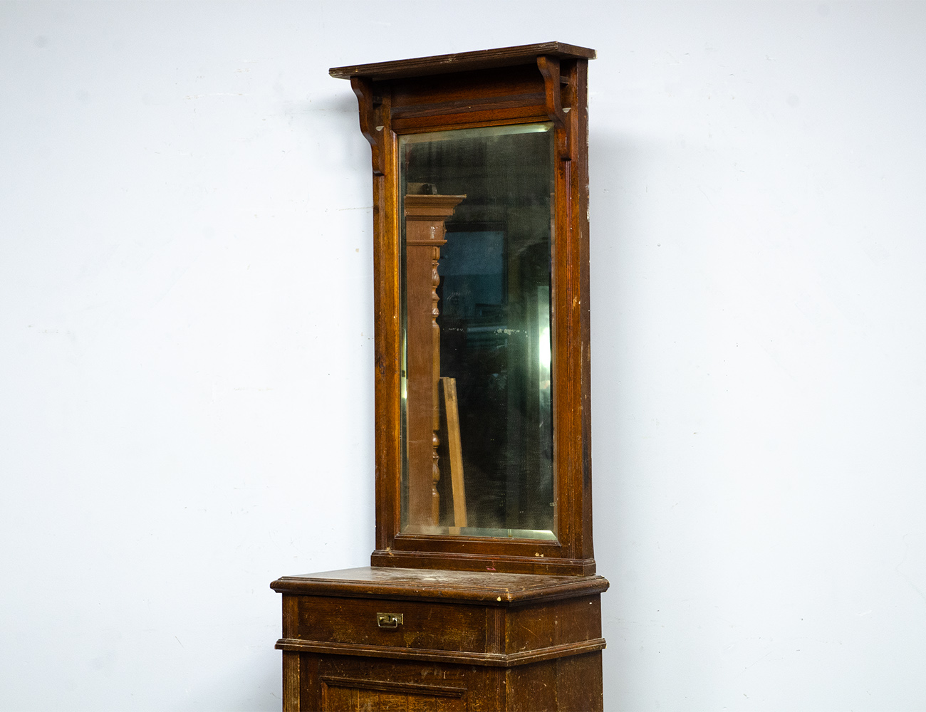 Дубовое зеркало с тумбой, модерн