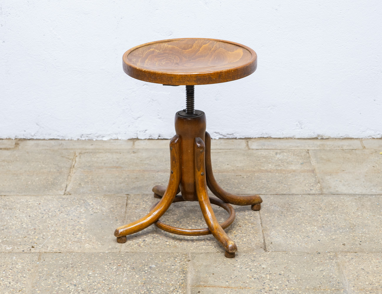 Старинный винтовой табурет