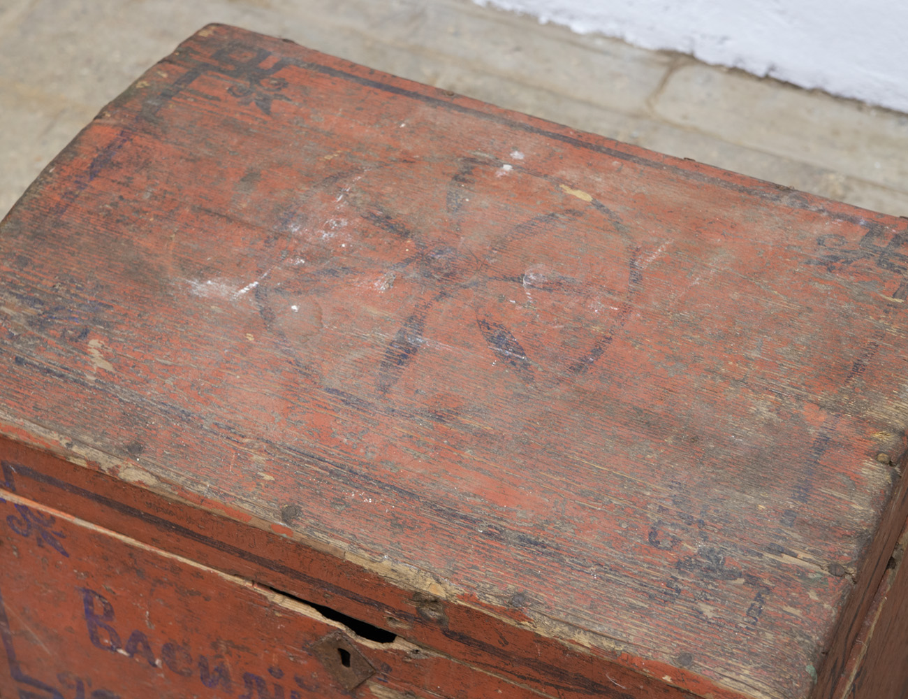 Старинный именной сундук