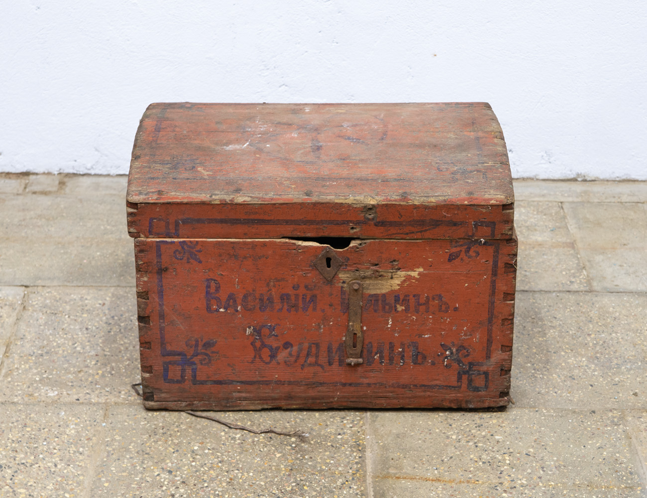 Старинный именной сундук
