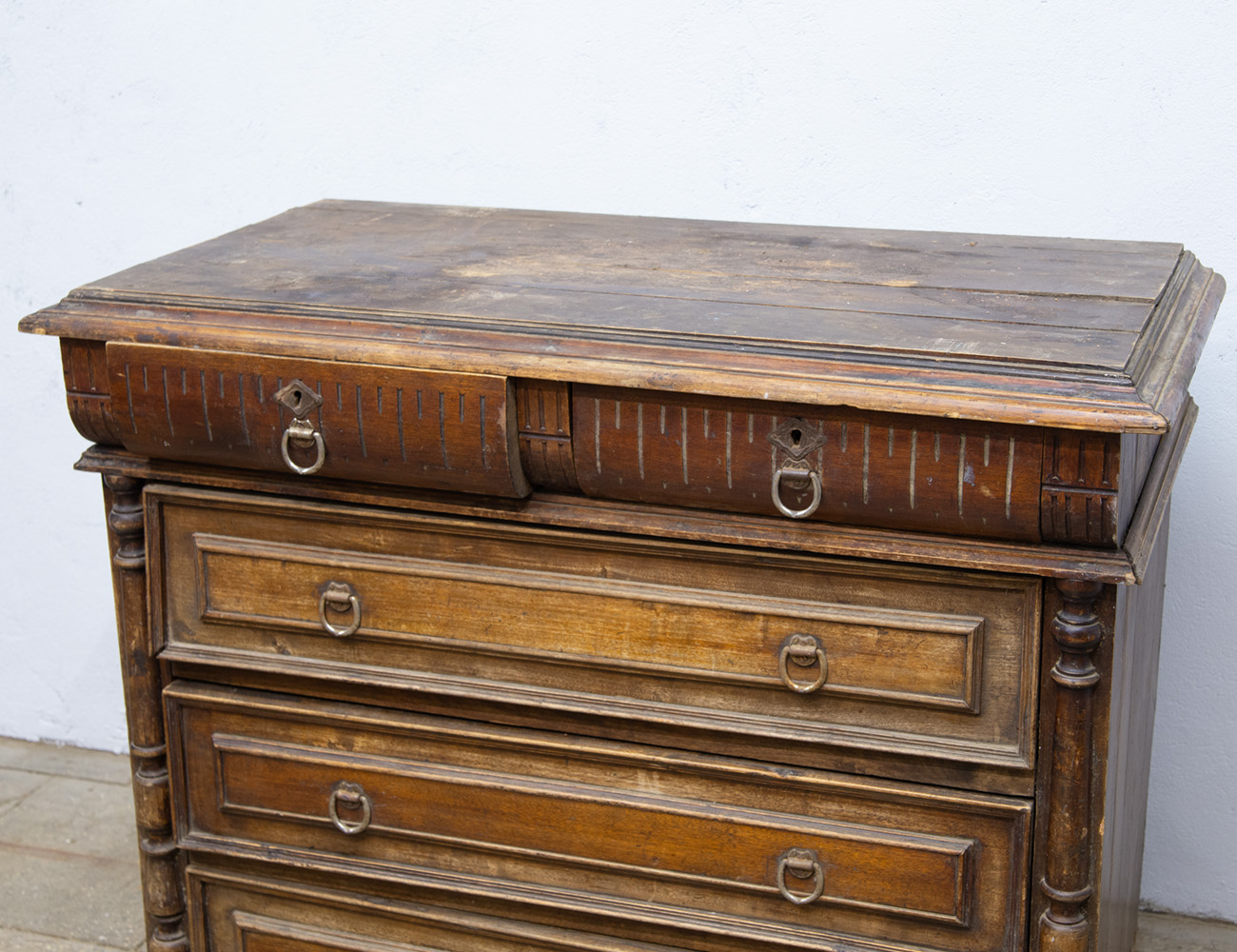 Старинный комод