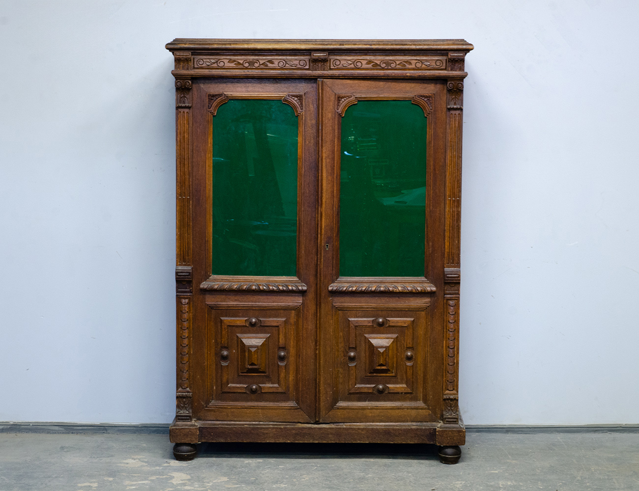 Дубовый кабинетный шкаф 19 века