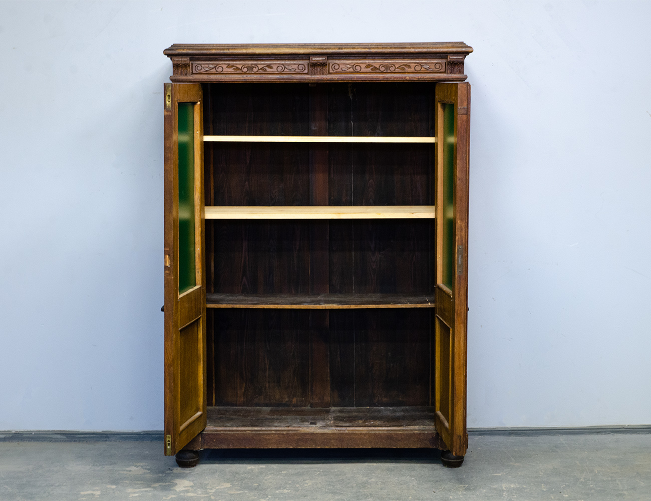 Дубовый кабинетный шкаф 19 века