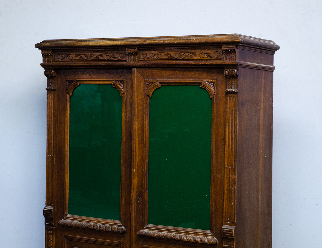 Дубовый кабинетный шкаф 19 века