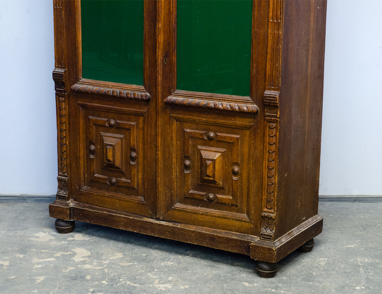 Дубовый кабинетный шкаф 19 века