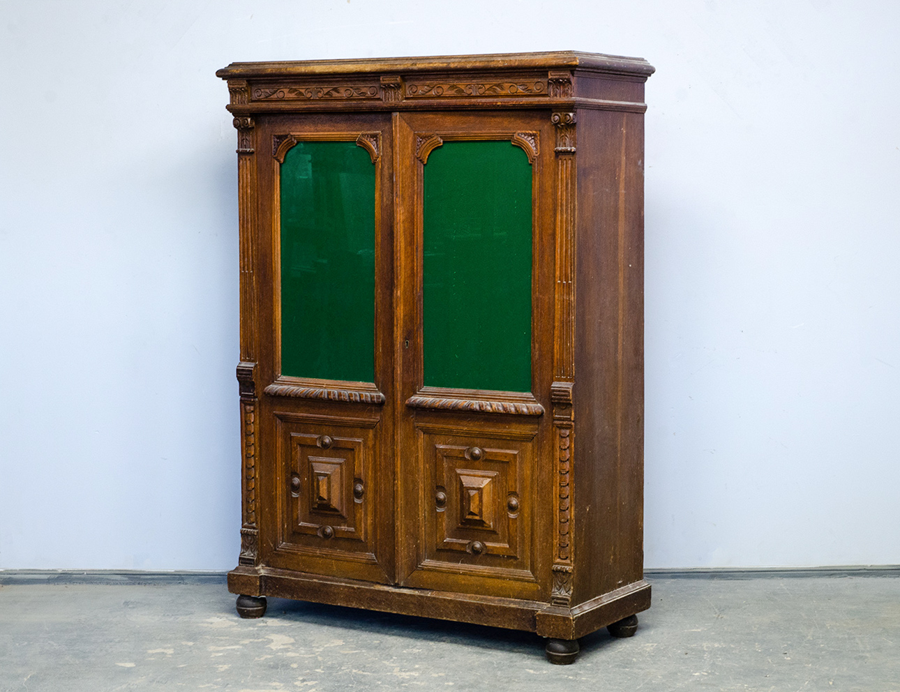 Дубовый кабинетный шкаф 19 века