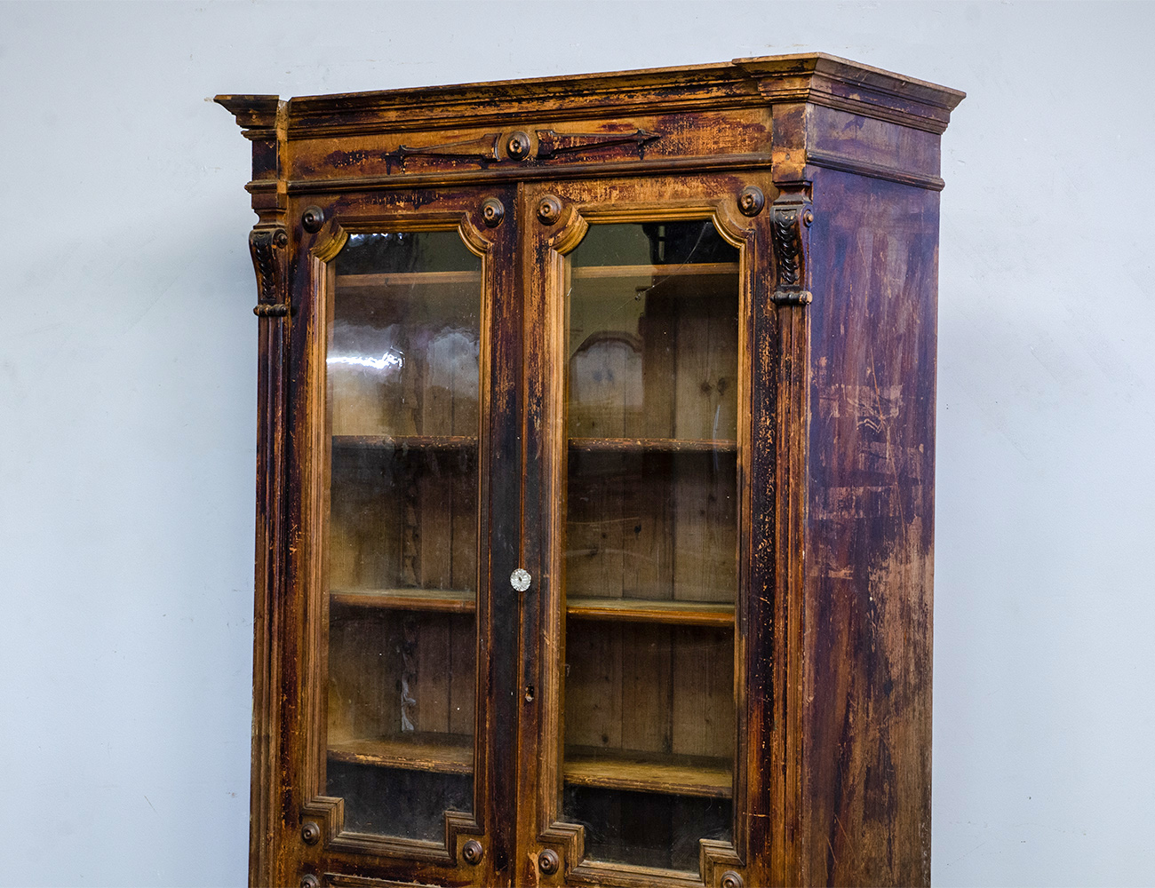 Антикварный книжный шкаф 19 века