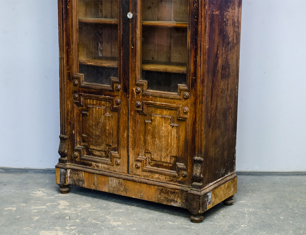 Антикварный книжный шкаф 19 века