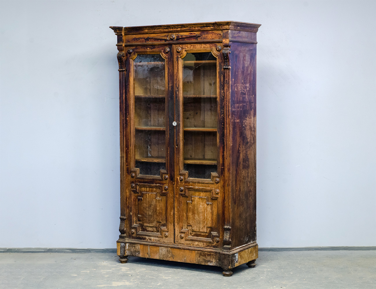 Антикварный книжный шкаф 19 века