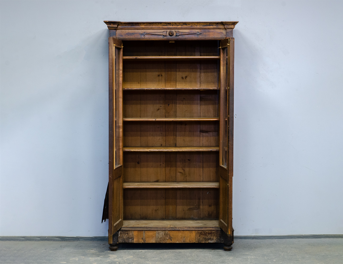 Антикварный книжный шкаф 19 века