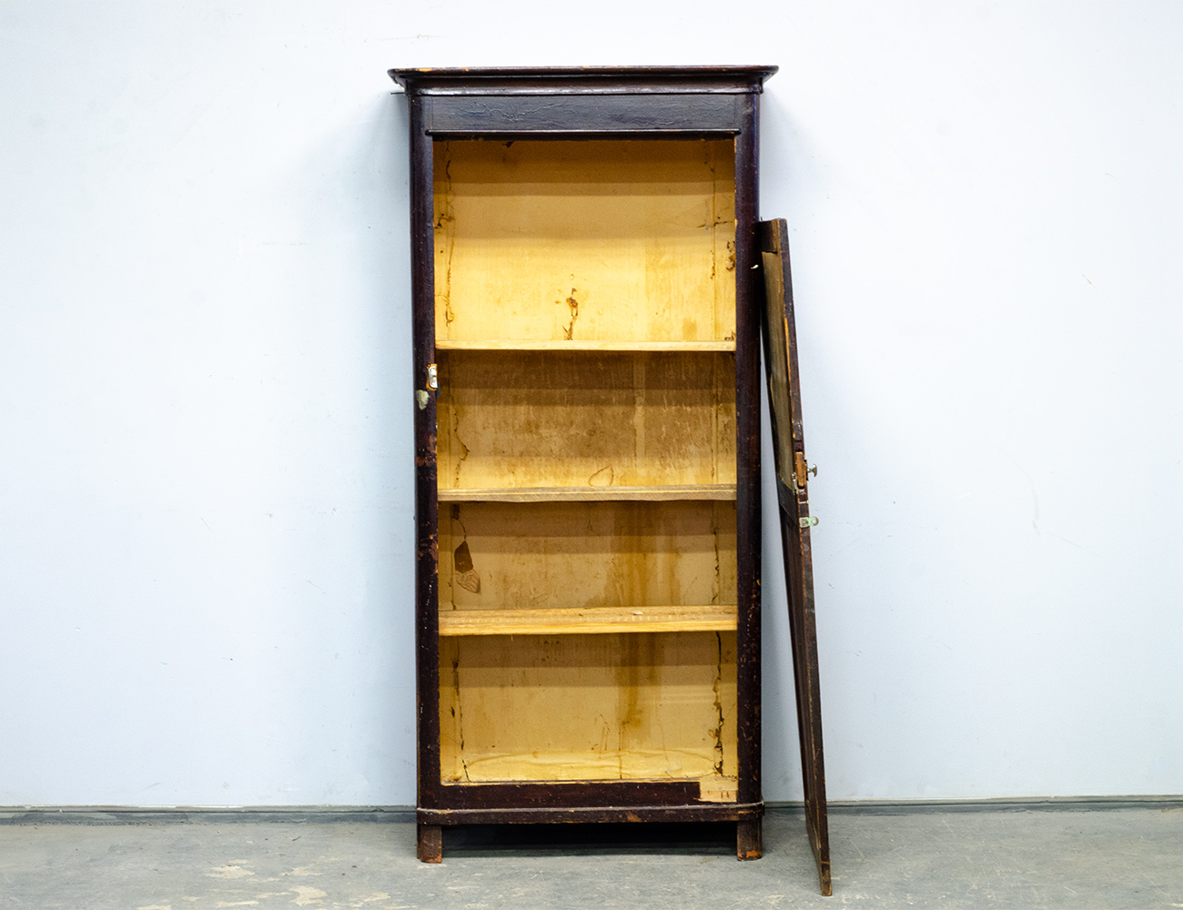 Старинный кабинетный шкаф