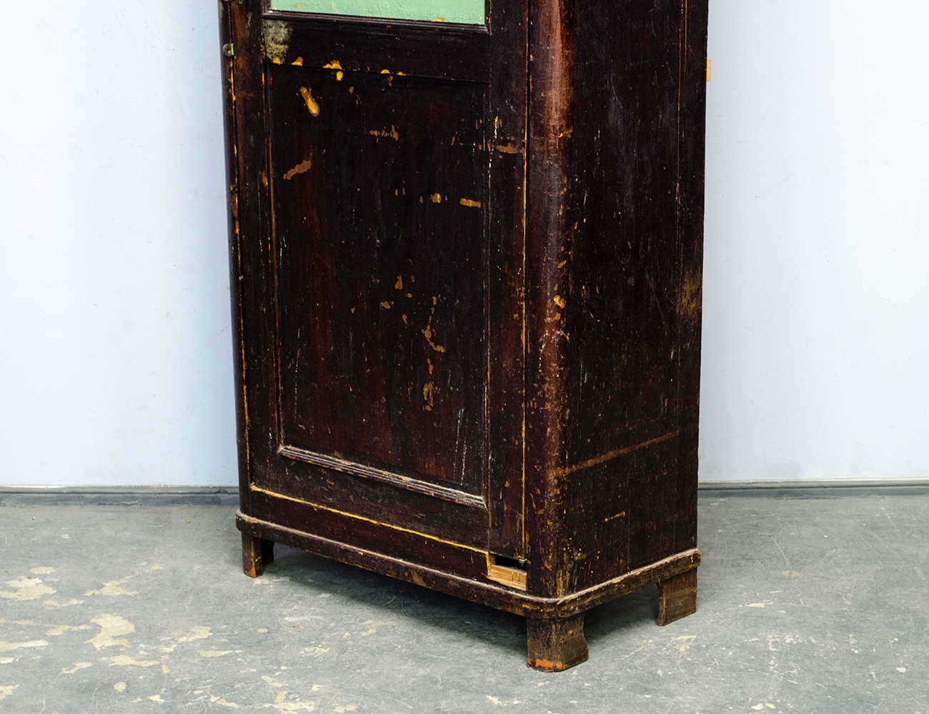 Старинный кабинетный шкаф