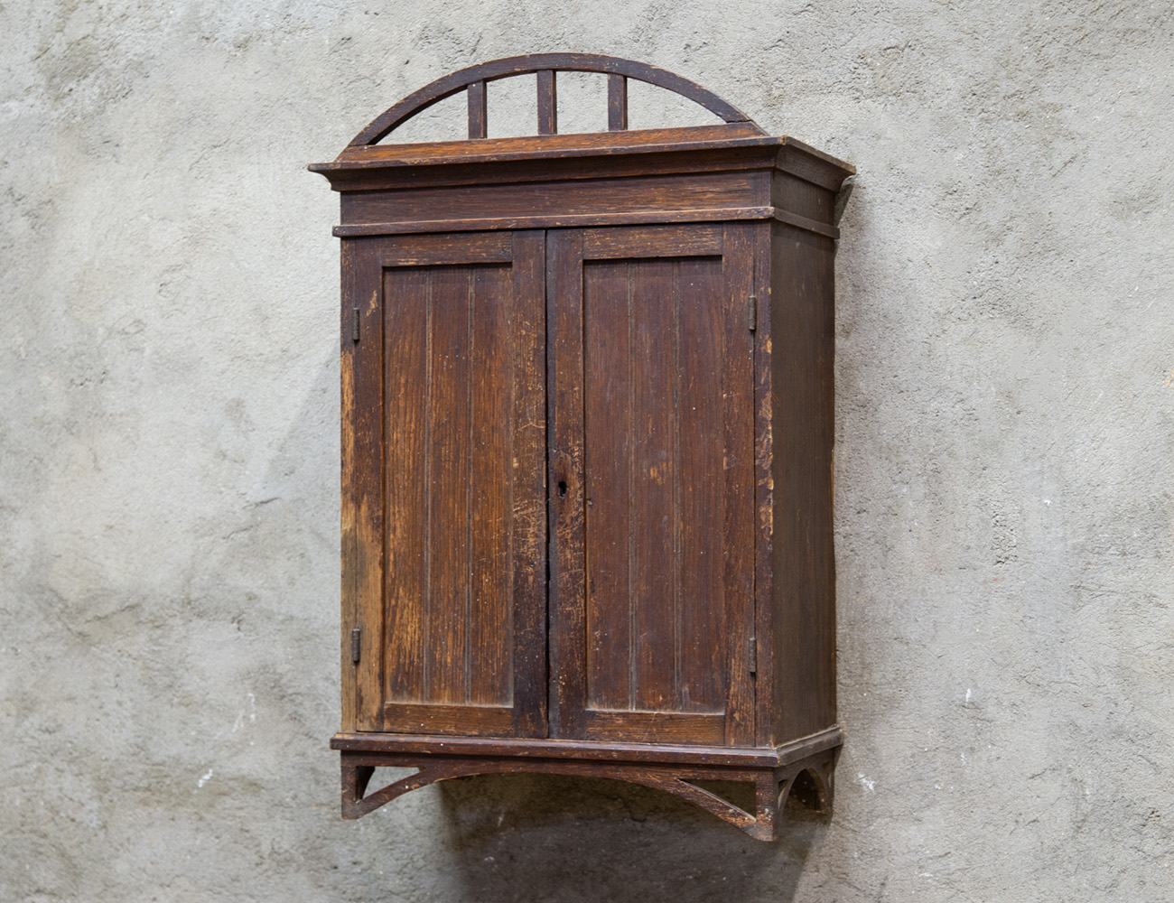 Дубовая аптечка в стиле модерн