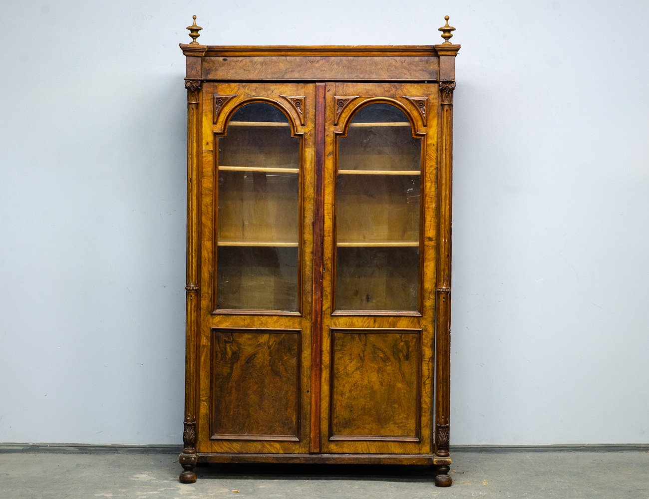 Антикварный ореховый книжный шкаф