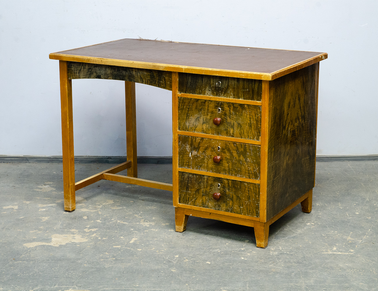 Старинный письменный стол