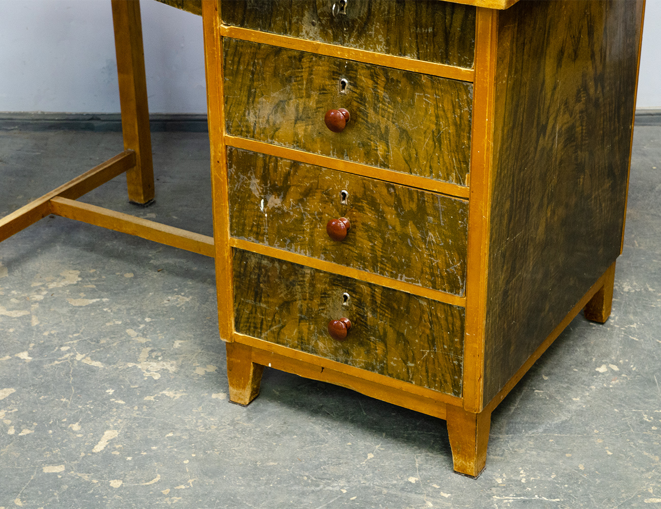 Старинный письменный стол