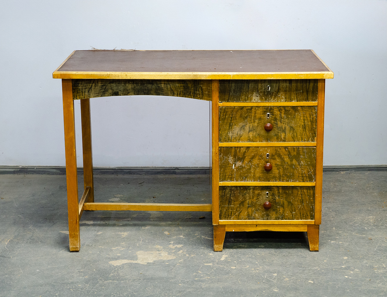 Старинный письменный стол