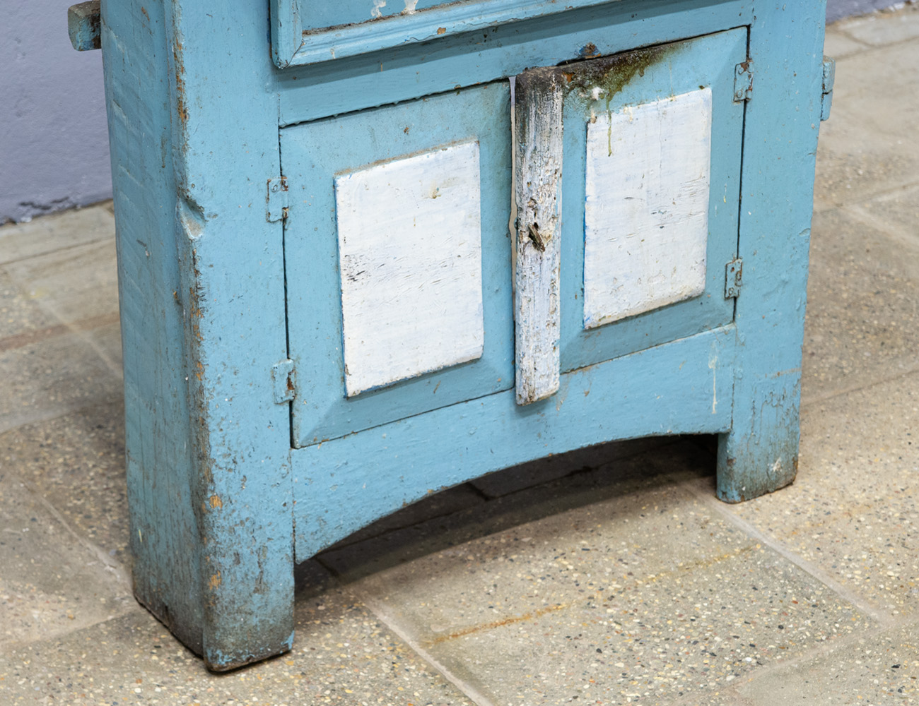 Старинная деревенская кухонная тумба