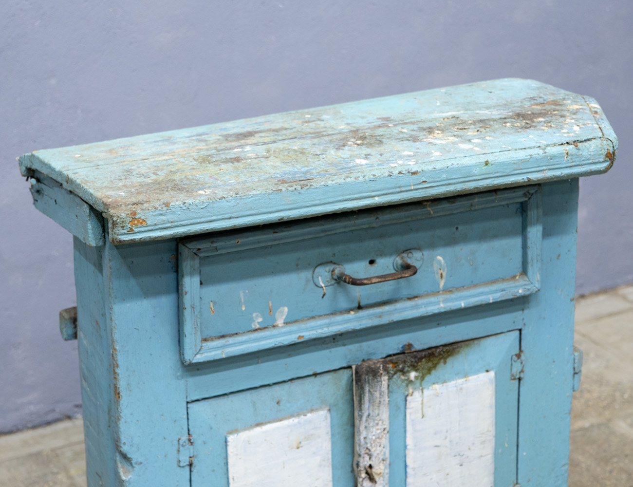 Старинная деревенская кухонная тумба