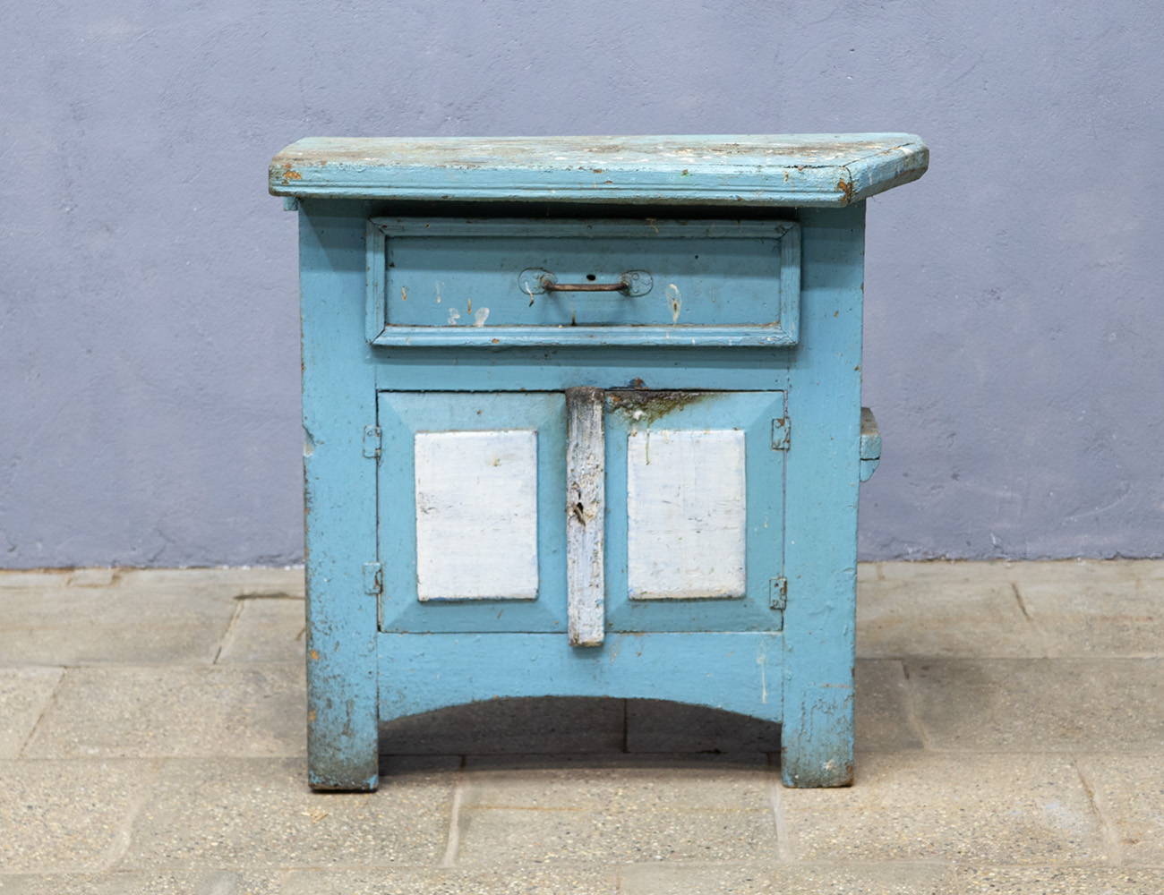 Старинная деревенская кухонная тумба