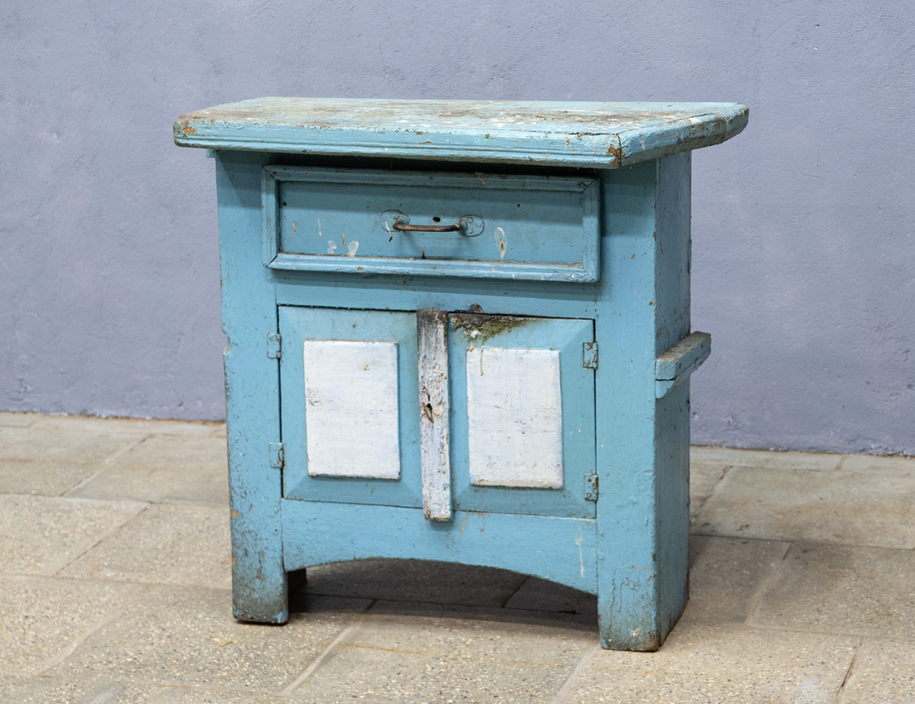 Старинная деревенская кухонная тумба