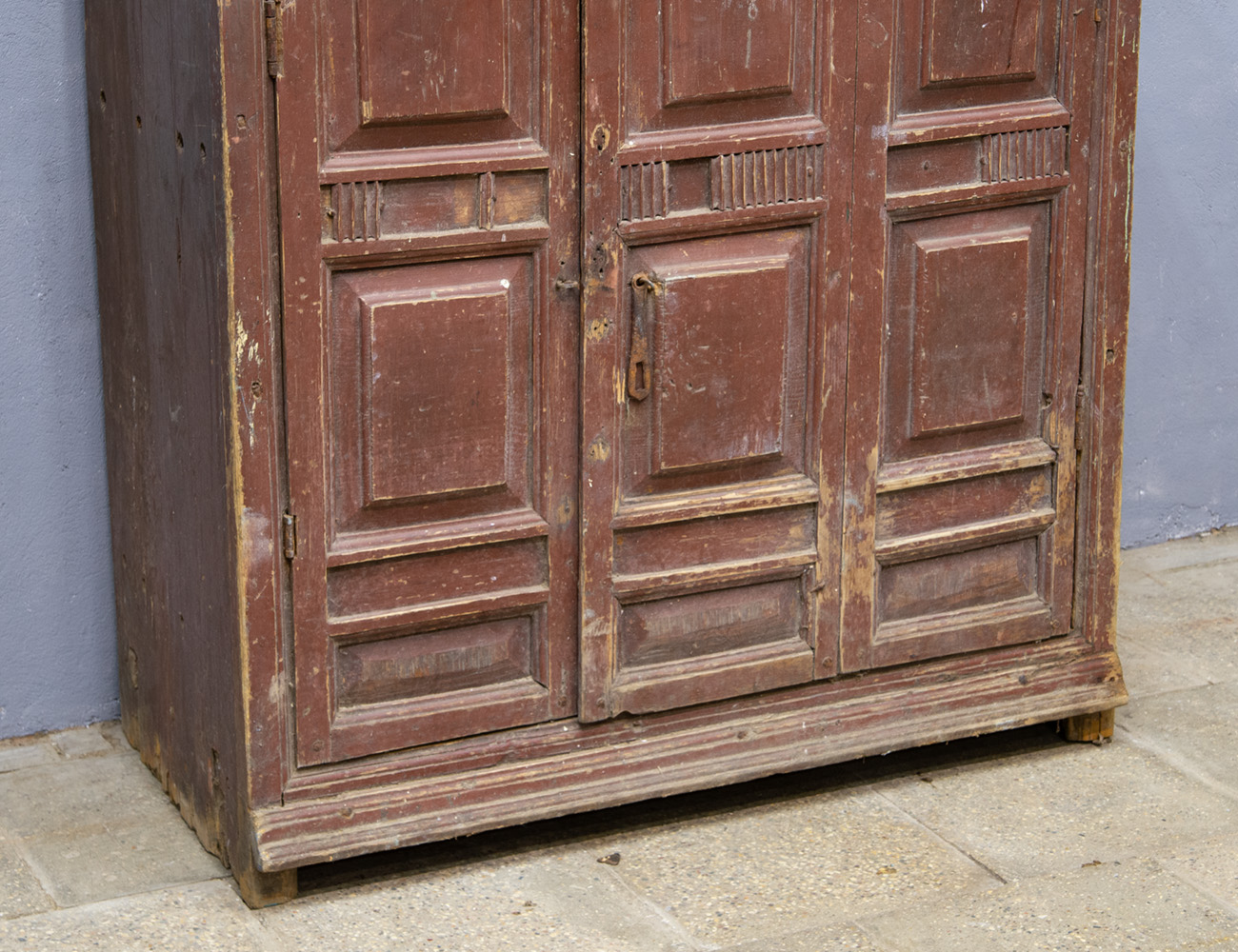 Старинный деревенский шкаф