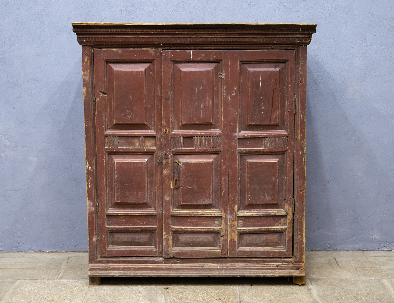 Старинный деревенский шкаф