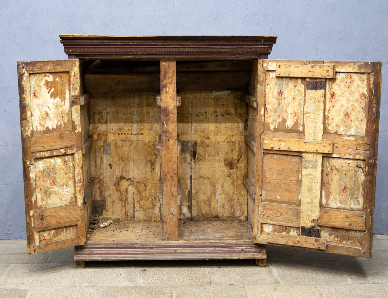 Старинный деревенский шкаф