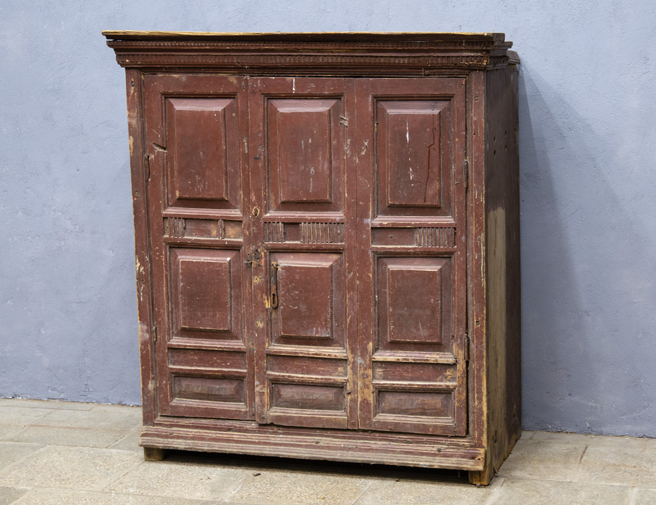 Старинный деревенский шкаф