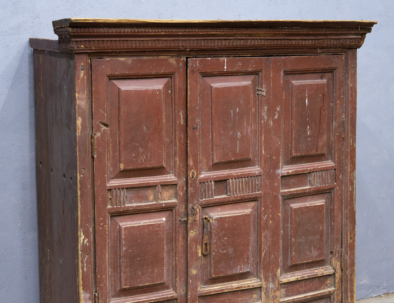 Старинный деревенский шкаф