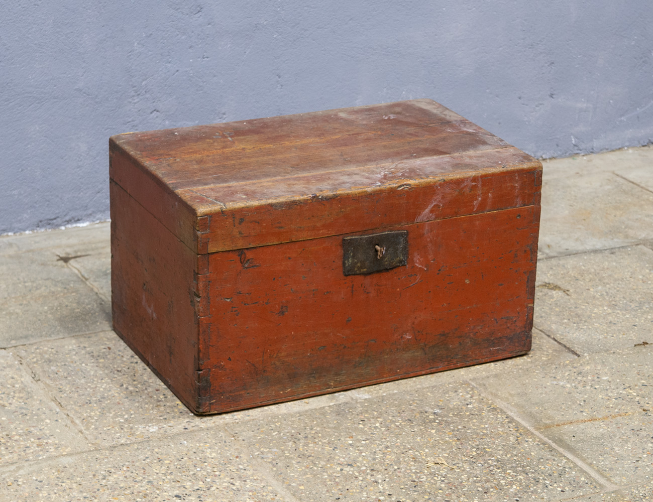 Старинный небольшой сундук