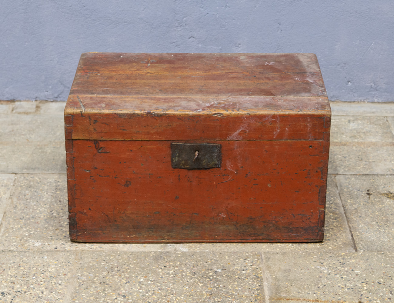 Старинный небольшой сундук