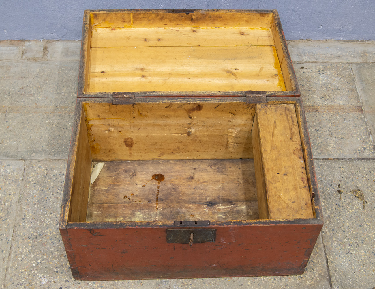 Старинный небольшой сундук