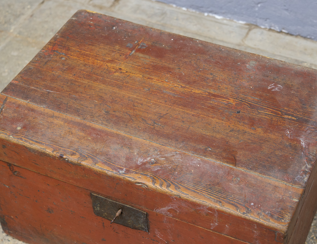 Старинный небольшой сундук