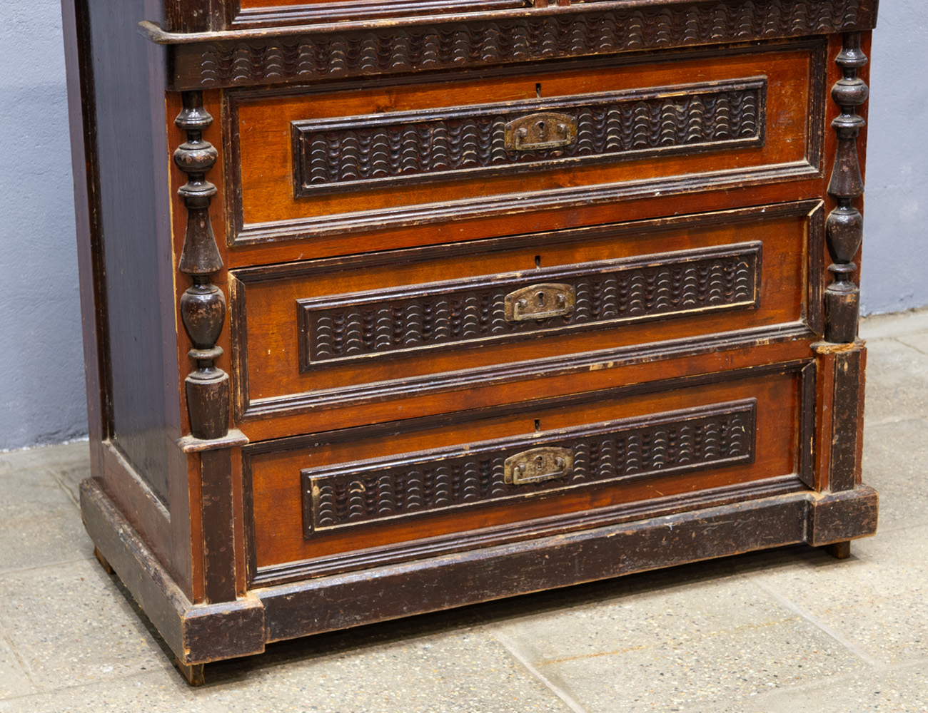 Старинный комод