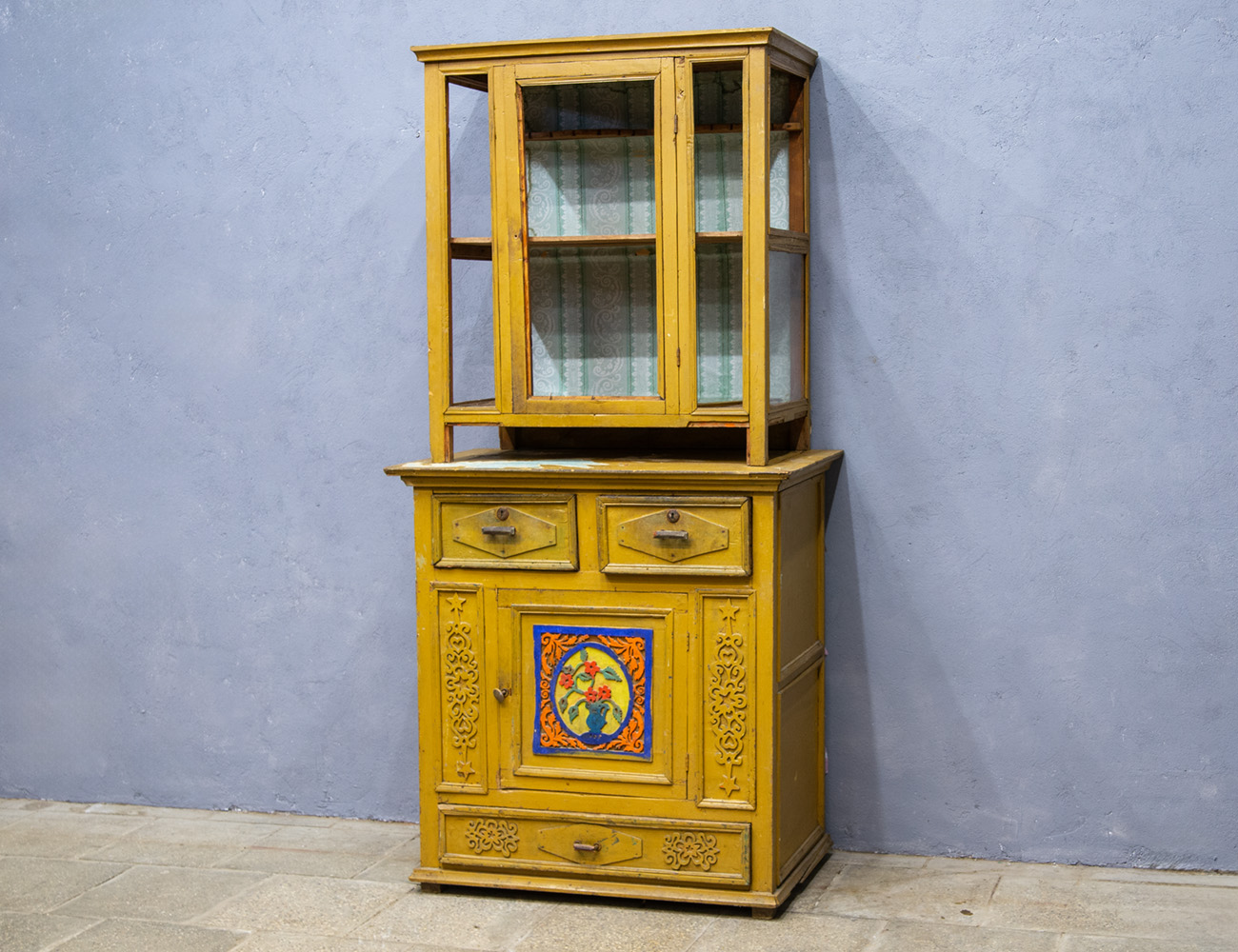 Старинная деревенская посудная горка