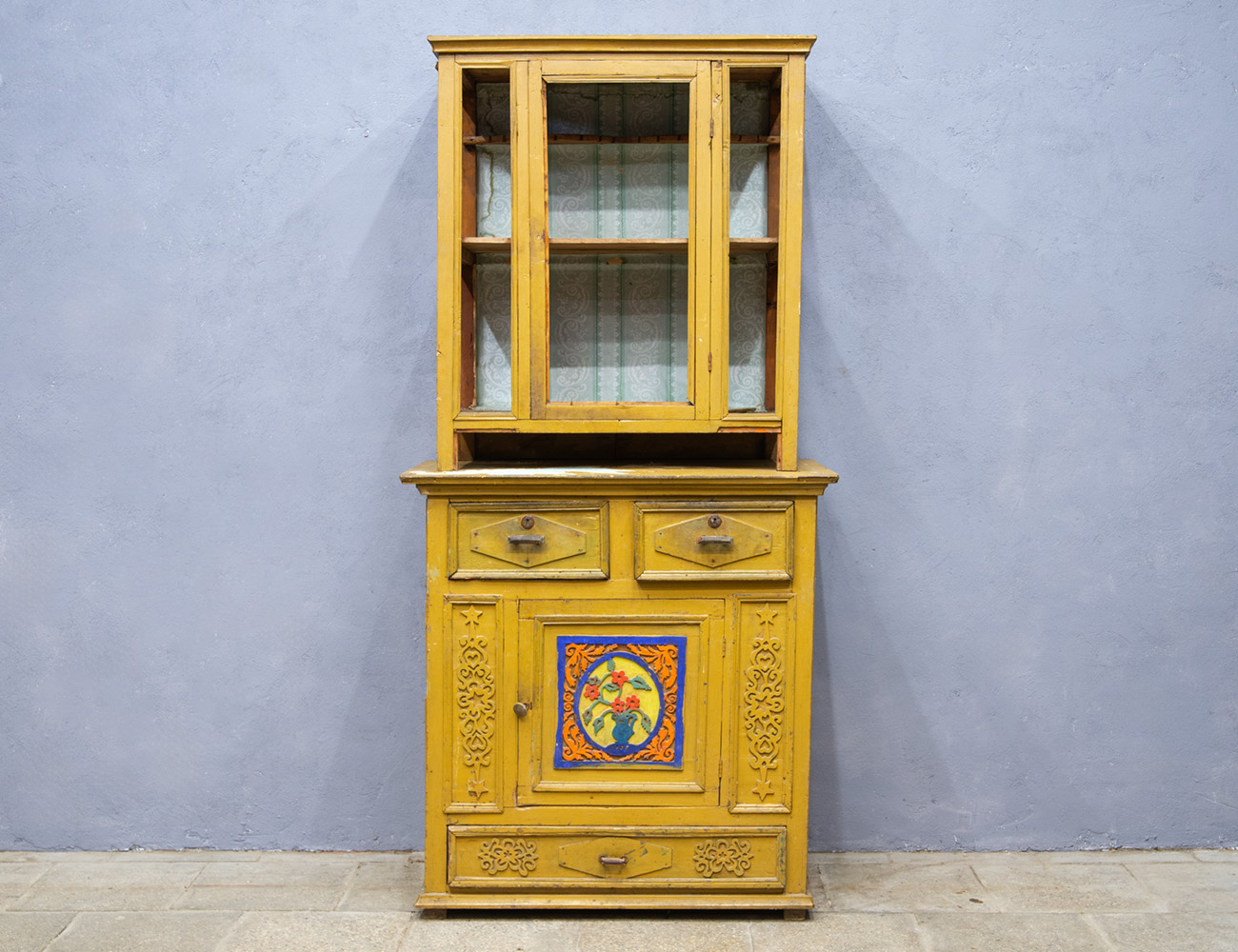 Старинная деревенская посудная горка