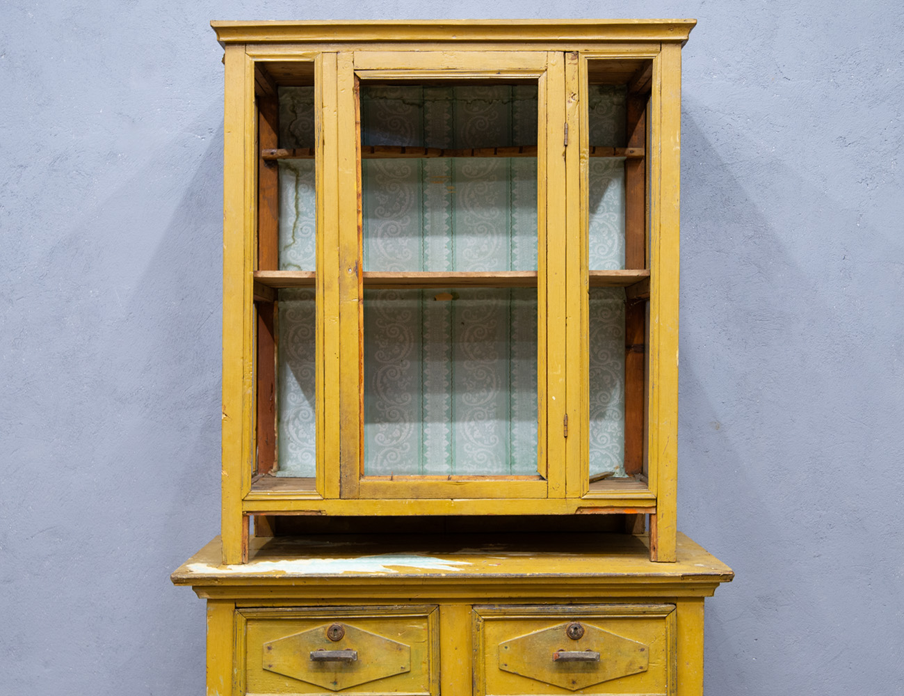 Старинная деревенская посудная горка