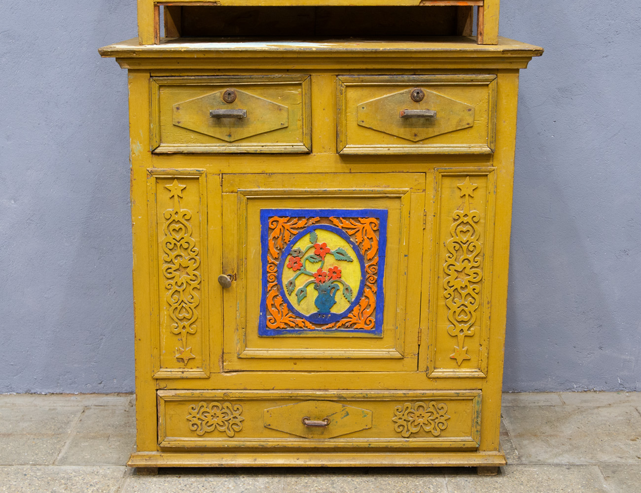 Старинная деревенская посудная горка