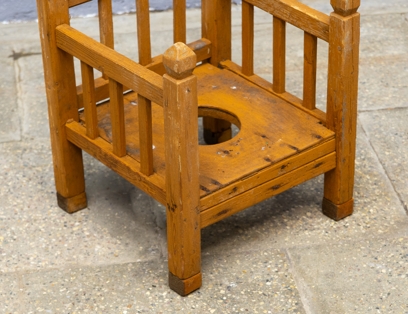 Старинный детский стульчик