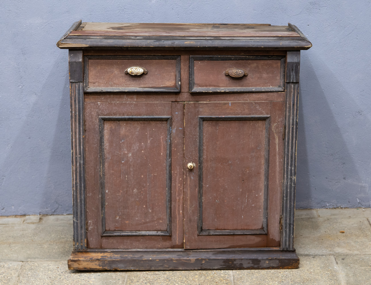 Старинная тумба