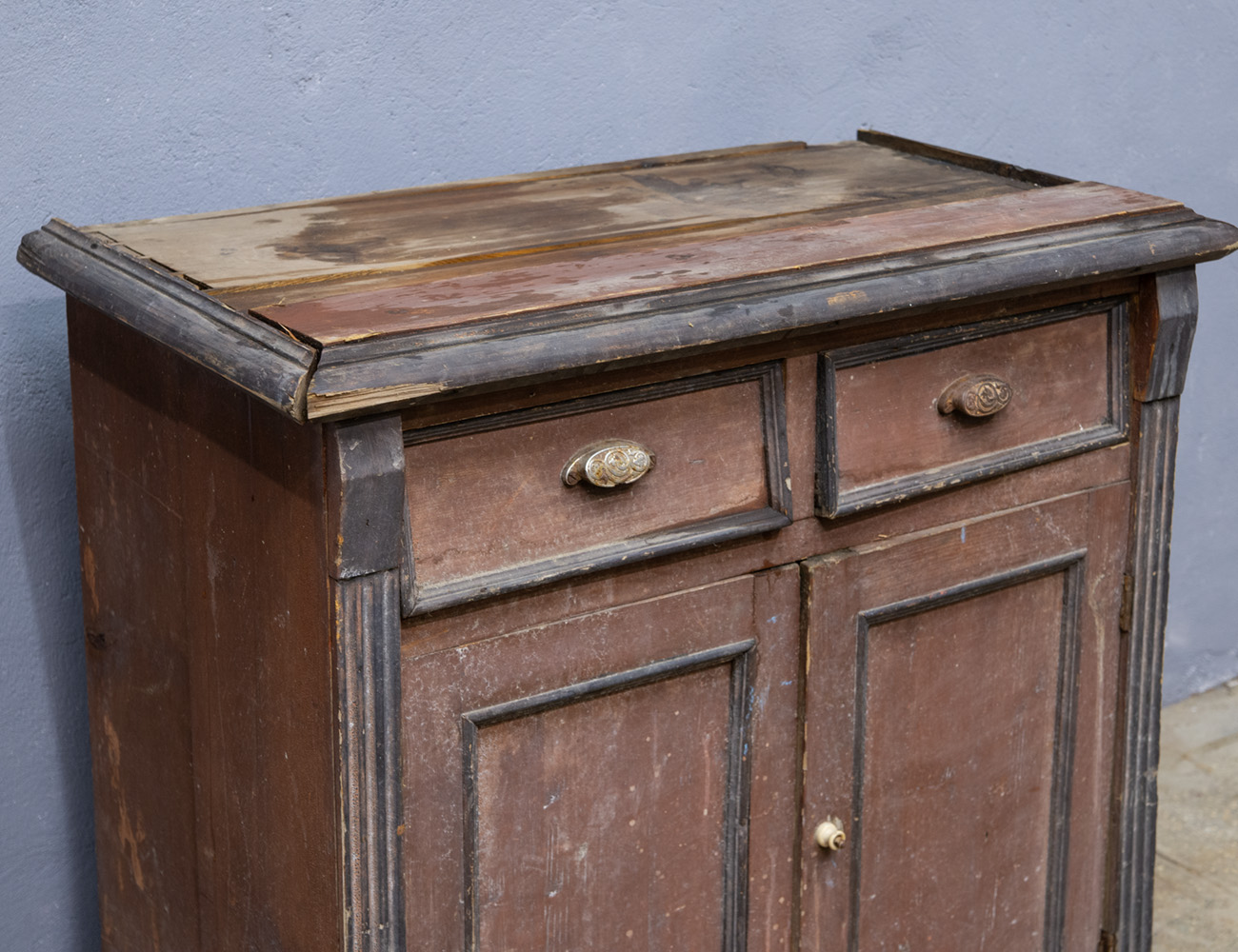 Старинная тумба