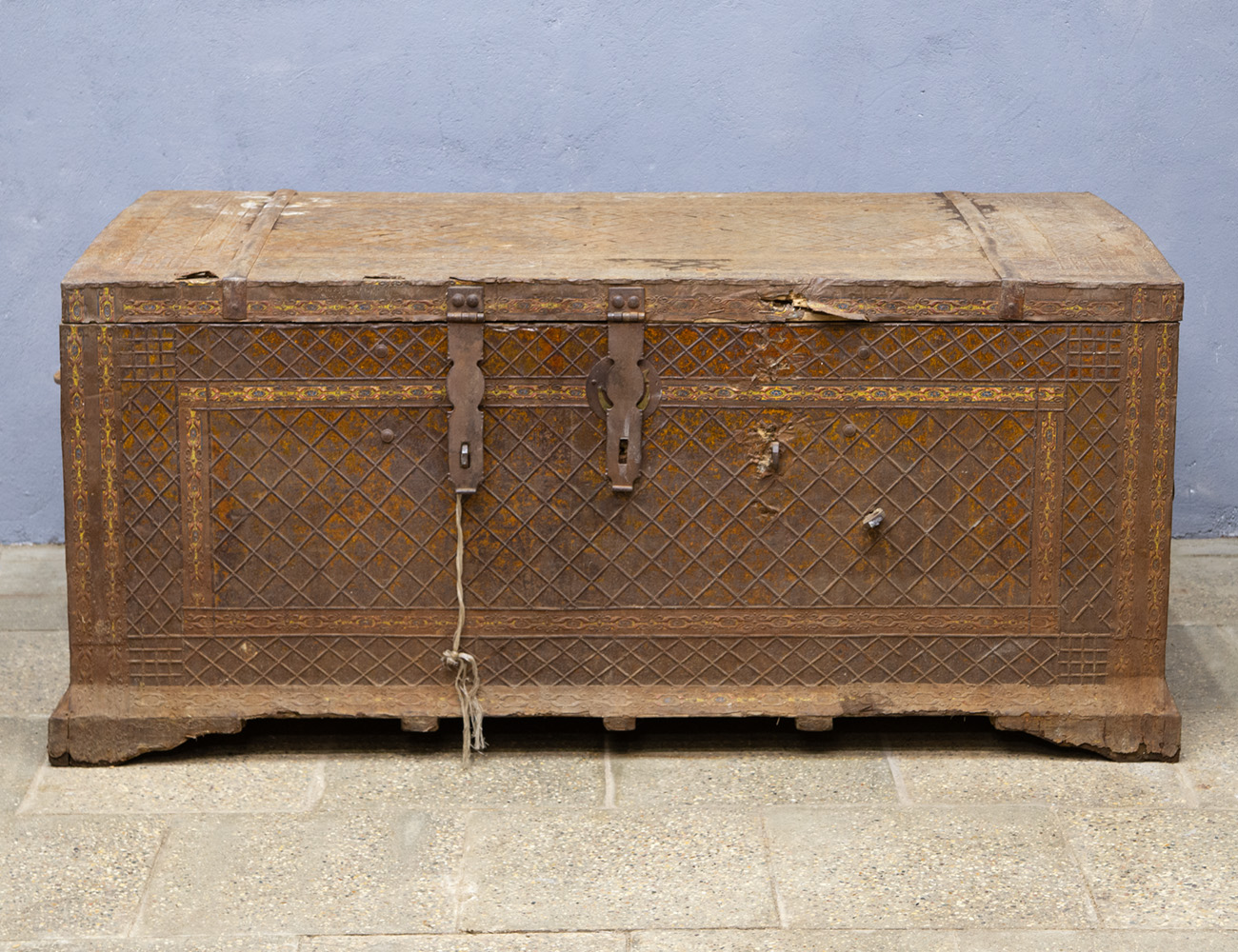 Большой старинный сундук