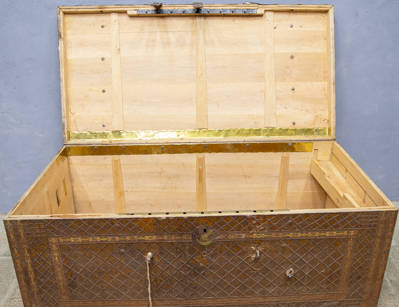 Большой старинный сундук